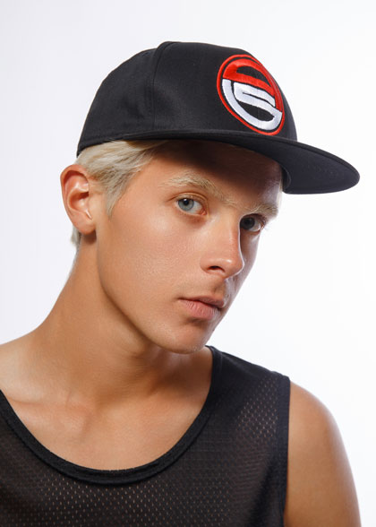 Кепка снэпбэк с логотипом HAT-001